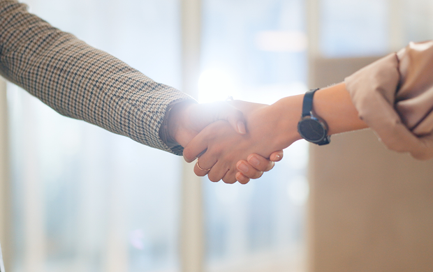握手を交わすビジネスシーン
