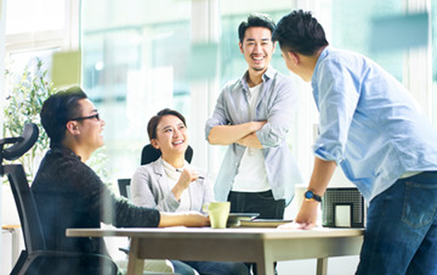 会議で話し合うビジネスチーム