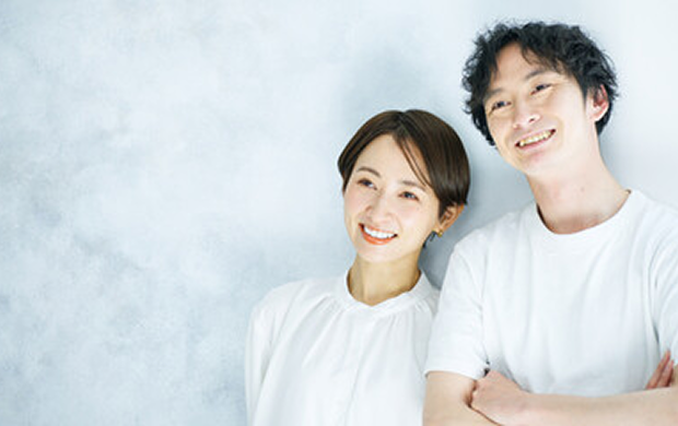 笑顔の男女のポートレート