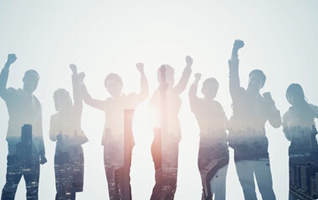 歓声を上げる人々のシルエット