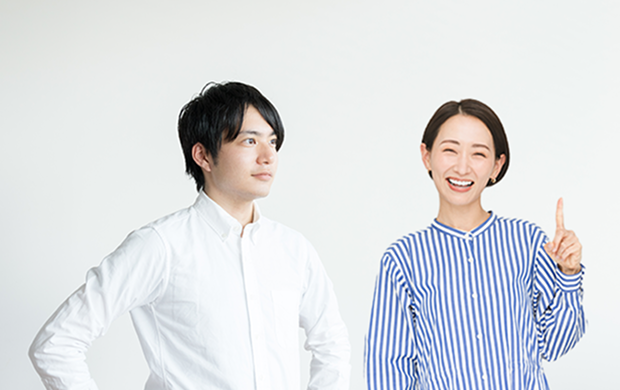 笑顔の男女のビジネスポートレート